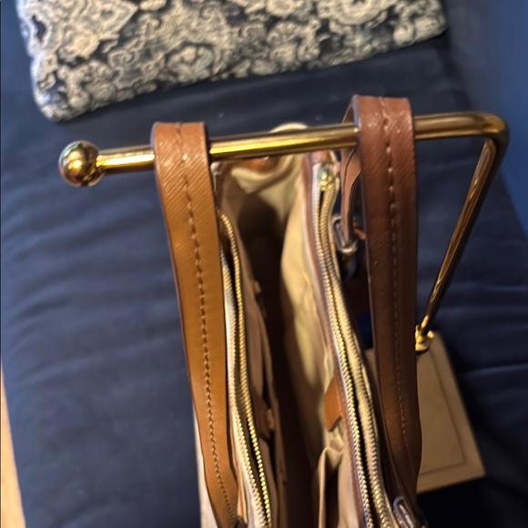 Coach Beige and Brown Signature Shoulder Bag - Picture 3 of 8